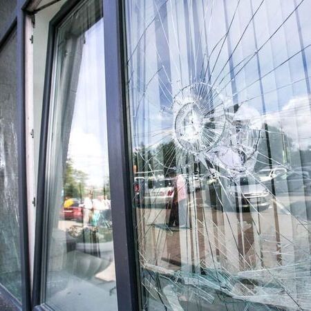 Ein Steinschlag ist in einer Scheibe zusehen