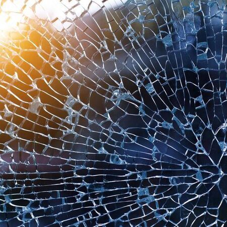 Es ist eine zersplitterte Scheibe zusehen