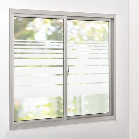 Eine gestreifte Sichtschutzfolie ist am Fenster zusehen