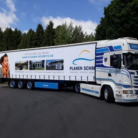 Ein Lkw-Anhänger mit Plane