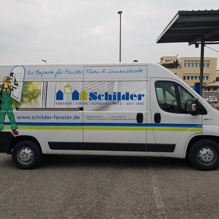 Ein Lieferwagen mit der Fahrzeugbeschriftung Schilder