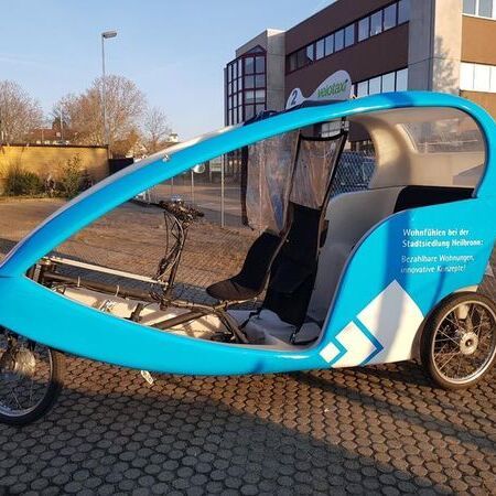 Ein Fahrzeug mit der Beschriftung Velotaxi