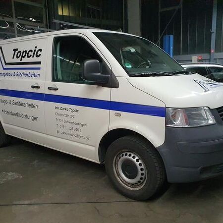 Ein Lieferwagen mit der Fahrzeugbeschriftung Topcic Montagebau & Blecharbeiten