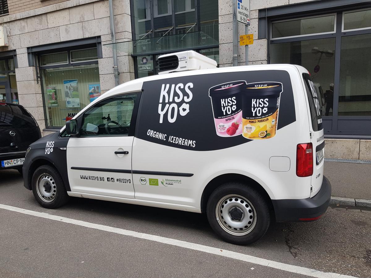 Ein Lieferwagen mit Fahrzeugbeschriftung