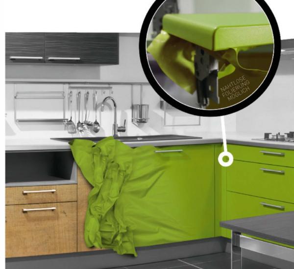 Eine Küche mit grüner Folierung an den Schränken