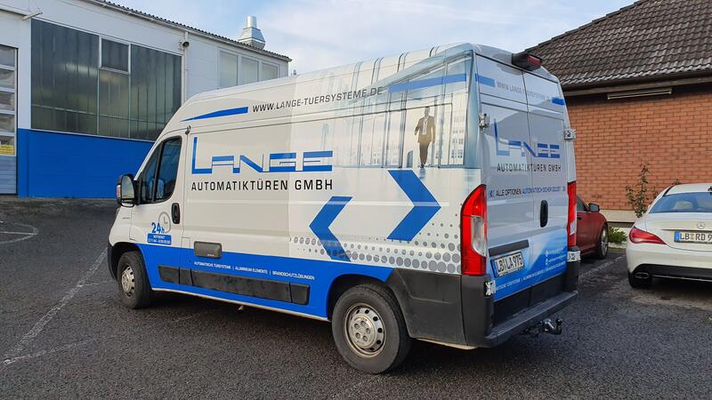Ein Lieferwagen mit der Fahrzeugbeschriftung Lange Automatiktüren GmbH